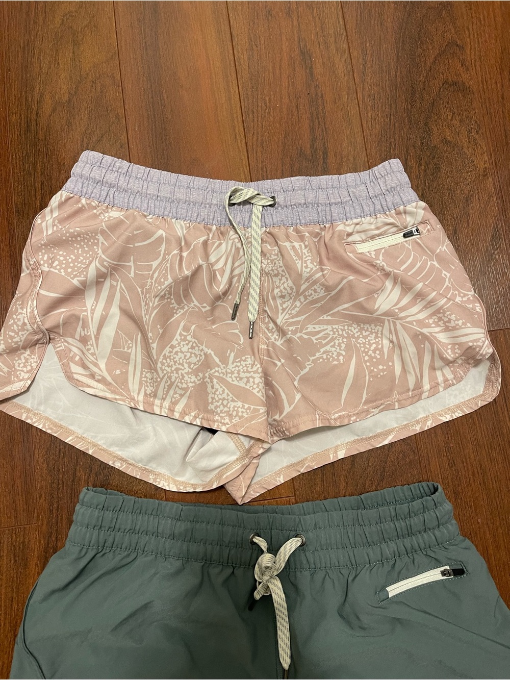 2 pairs of Vuori shorts - Picture 2 of 5